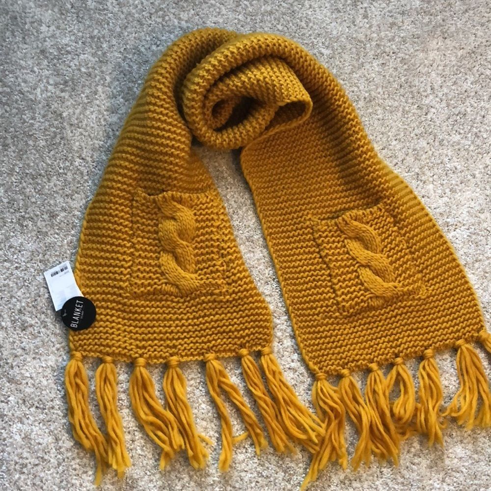 new Forever21 blanket knit scarf with pockets fringed, new with tag
